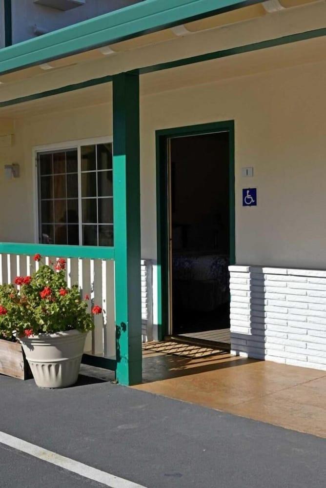 Pines Motel Monterey